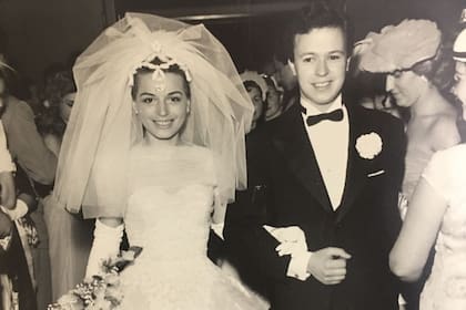 Mercedes López Paredes y Miguelito Romano el día de su boda, en 1958