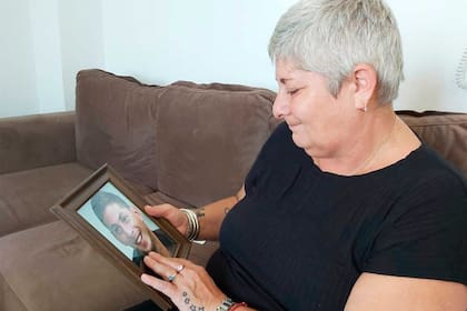 Mercedes, madre de Emiliano Salas, con un retrato de su hijo fallecido