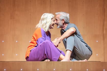Mercedes Morán junto a Imanol Arias en una escena de la obra Mejor no decirlo