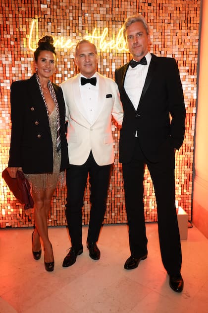 Mercedes Ocampo y Gastón Cami posaron con el anfitrión en el photo opportunity dorado.