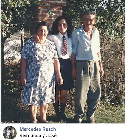 Mercedes Resch con sus padres, Reimunda y José. Es la novena de diez hermanos.