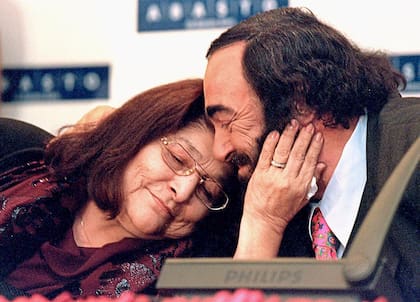 Mercedes Sosa cantó folclore, tango, rock, música popular latinoamericana y compartió escenarios con figuras de la lírica, como Luciano Pavarotti