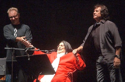 Mercedes Sosa con dos de sus grandes amigos, León Gieco y Víctor Heredia