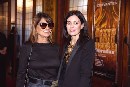 Mercedes Sunbland de Sánchez Elía recibe a Teresa Calandra