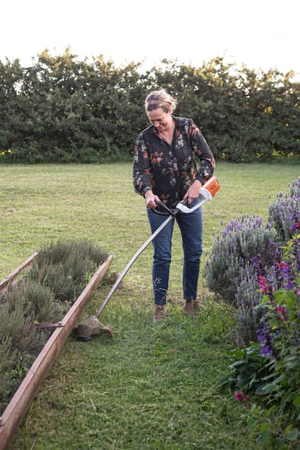 Mercedes trabajando en su jardín.