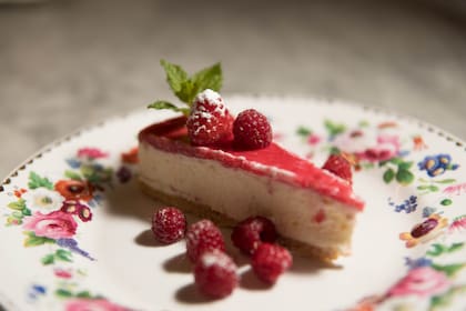 Cheesecake con frambuesas recién cosechadas en la huerta, una de las tantas delicias que prepara Amelia.