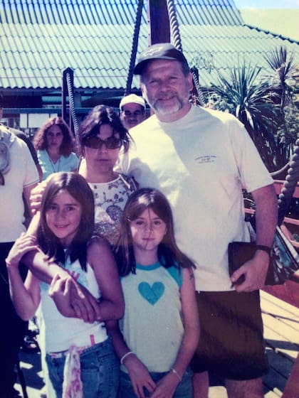 Mercedes y Daniel junto a sus dos hijas, Camila y María Carla, de ahora 23 y 26
