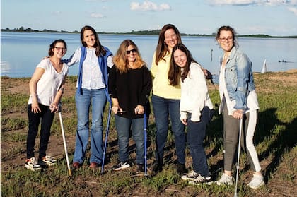 Merceditas, Kikí, Luisa, Naia, Mili y Rosario, integrantes de Nuestro pie izquierdo en la localidad de Lobos
