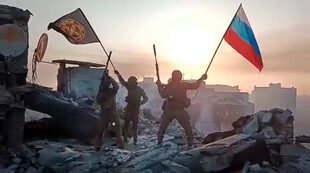 Mercenarios de Wagner ondean la bandera rusa y la de su grupo sobre las ruinas de Bakhmut, en Ucrania. Fue el mayor triunfo de la milicia paramilitar