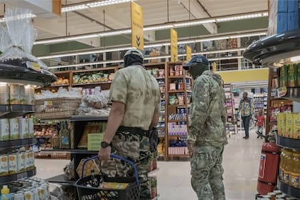 Mercenarios rusos comprando en un centro comercial en Bangui, en la República Centroafricana, el 29 de octubre de 2022
