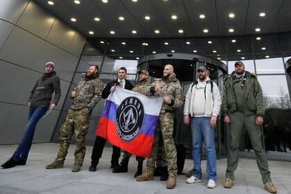 Mercenarios rusos posan en la entrada del "Centro PMC Wagner", asociado al empresario y fundador del grupo militar privado Wagner, Yevgeny Prigozhin
