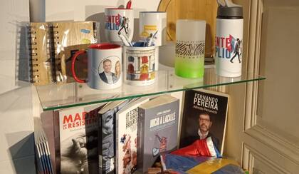 Merchandising partidario en la sede central del Frente Amplio en Montevideo