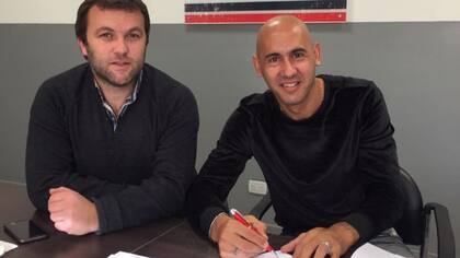 Mercier firma el contrato al lado del manager Bernardo Romeo