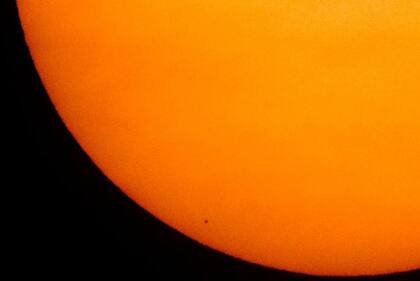 Mercurio visto como un punto pequeño en la zona izquierda inferior del Sol, durante un evento conocido como "mordisco de Mercurio".