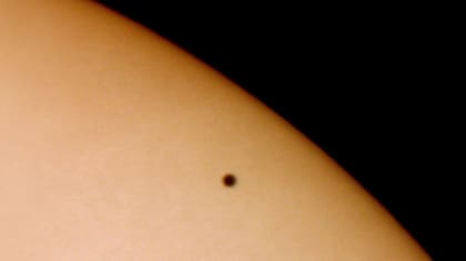 Mercurio (punto negro) es el planeta más cercano al Sol.