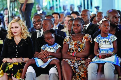 Madonna en Malaui, con sus hijos adoptivos, mientras Mercy James subía al escenario en la inauguración de un hospital pediátrico que lleva su nombre 