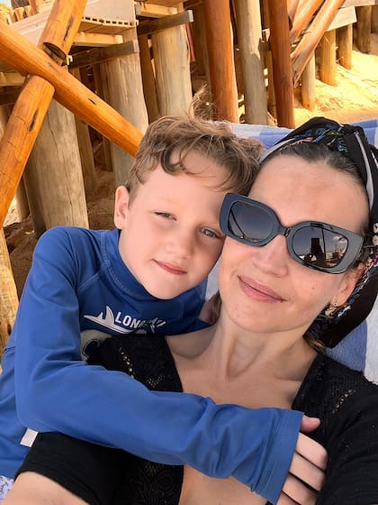 Merecido descanso. Sabrina Garciarena y Germán Paoloski hicieron un alto en sus obligaciones laborales y viajaron hasta las paradisíacas playas de Brasil, hasta donde viajaron con sus tres hijos: León, de 10 años, Beltrán, de 7 y la pequeña Mía, de 4. En la postal, la actriz posa muy relajada con uno de los niños