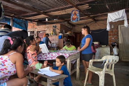 Merendero Luz de Esperanza, en villa La Olla. Los chicos van a hacer tareas, estudiar y luego toman la leche