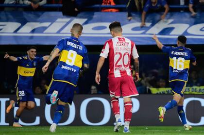 Merentiel anotó el segundo gol, el de la victoria, y sale a festejar junto a Vicente Taborda (3) y Benedetto.