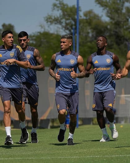 Merentiel, Di Lollo, Ayrton Costa y Advíncula, durante el entrenamiento de Boca