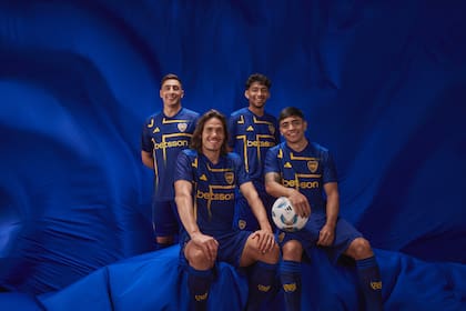 Merentiel, Medina, Cavani y Langoni, con la nueva camiseta de Boca, que homenajea la bandera sueca.