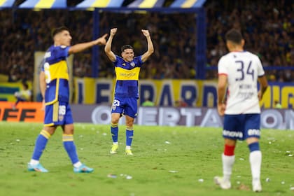 Merentiel y Equi Fernández celebran el gol del triunfo de Boca, que anotó el uruguayo