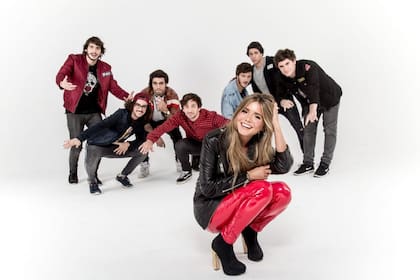 Meri Deal junto a sus compañeros de la banda uruguaya de cumbia pop Toco para Vos