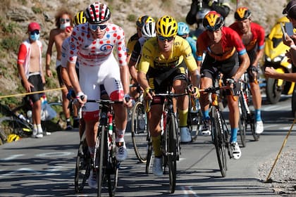 Una definición del Tour de Francia entre eslovenos: Tadej Pogacar, vistiendo la camiseta de lunares, y Primoz Roglic, que llevó el maillot amarillo hasta esta 20ª etapa