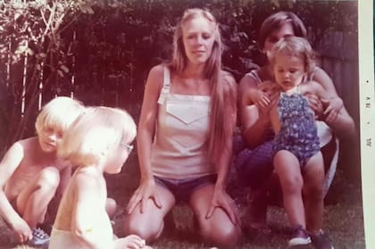 Merja junto a sus hijos pequeños, su cuñada y primera sobrina, al poco tiempo del regreso a Buenos Aires.
