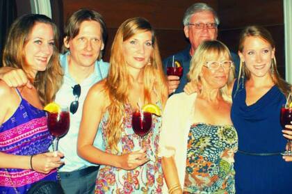 Merja Lunkka, junto a su familia.