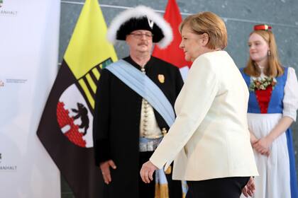Merkel al encabezar las celebraciones por los 31 años de la reunificación de Oriente y Occidente, en Halle. La excanciller creció del  otro lado de la cortina de hierro