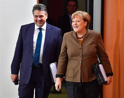 Merkel, ayer, al entrar a la reunión de gabinete con el ministro de Relaciones Exteriores, Sigmar Gabriel