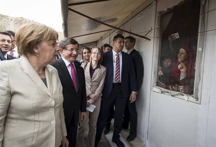 Merkel, ayer, junto al premier turco en su recorrida por el campo de refugiados de Nizip 2