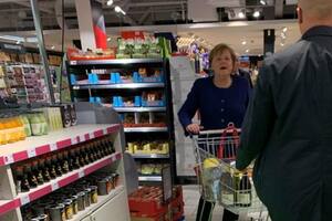 Le robaron a Merkel mientras hacía las compras en un supermercado de Berlín
