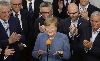 Merkel junto a miembros de su partido, ayer, tras conocer los resultados