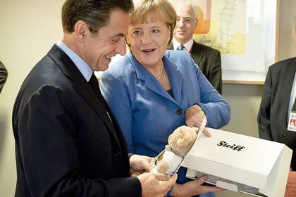 Merkel le entregó el regalo durante una reunión bilateral
