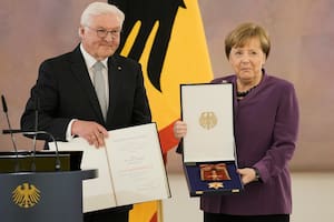 Pese a las críticas recibidas por la guerra de Ucrania, Merkel fue condecorada con la más alta distinción de Alemania