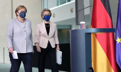 Merkel y Ursula von der Leyen, antes de la conferencia de prensa que brindaron hoy en Berlín