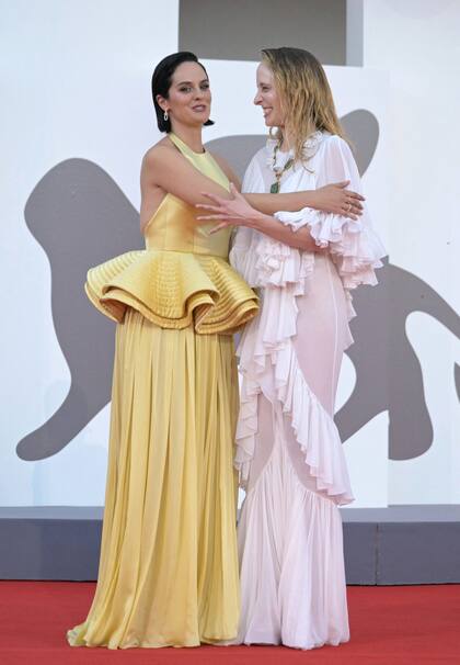 Merlant y su compañera de elenco Fanni Wrochna se saludan muy sonrientes ante las cámaras. En esta biopic, la actriz de raíces polacas y húngaras encarna a Désirée, la amiga y asistente de Duse