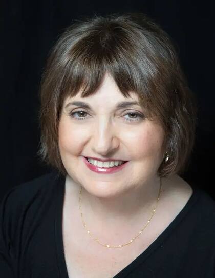 Merle Bombardieri participa frecuentemente en una comunidad de Reddit llamada Fencesitter y un grupo de Facebook bautizado The Decision Cafe