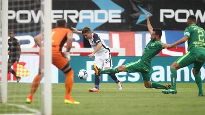 Merlini en acción: desbordando y tirando el centro de un ataque de San Lorenzo; Cosaro no lo puede marcar