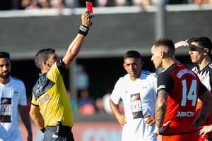 Los cuatro cambios de fallo y dos revisiones de VAR del árbitro Merlos en el partido entre Riestra y River