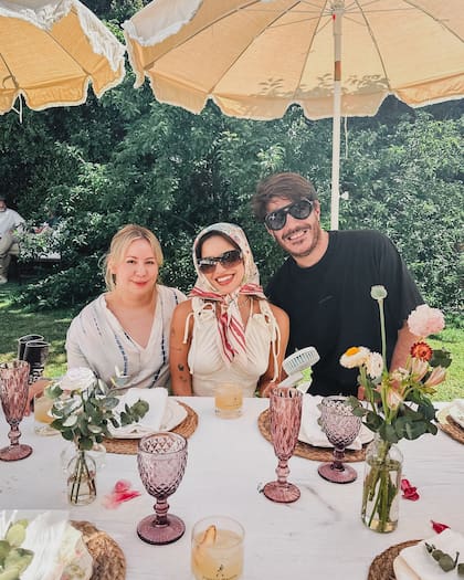 Mernes junto a sus estilistas, Juicy Makeup y Juanma Cativa (Foto: Instagram)