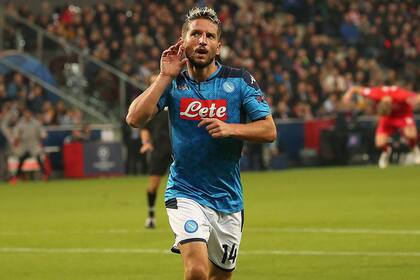 Mertens celebra uno de sus goles: superó en Napoli una marca de Maradona.