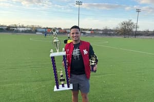Mervin Yamarte sostiene un trofeo de fútbol en Dallas