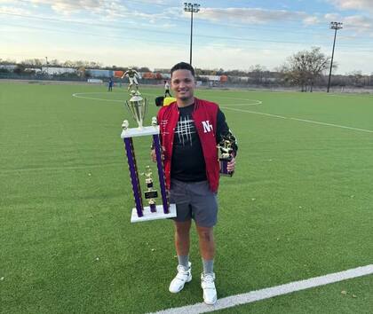 Mervin Yamarte sostiene un trofeo de fútbol en Dallas