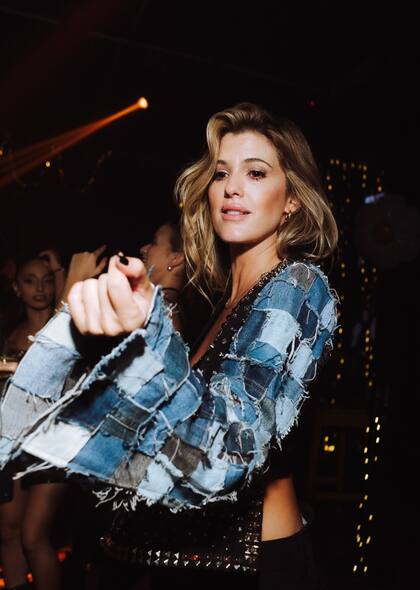 Mery del Cerro llevó un chaleco con tachas y mangas de jean estilo patchwork.