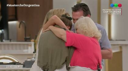 Mery del Cerro, Paulo Kablan y Luisa Albinoni abrazaron a Mica Viciconte luego de la devolución del jurado (Crédito: Captura de video Telefe)