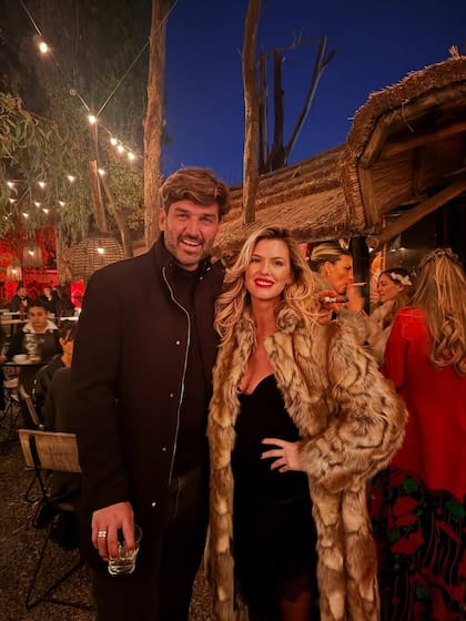 Mery del Cerro, que se protegió del frío con un tapado animal print, asistió junto a su pareja y padre de sus hijas, el DJ Meme Bouquet