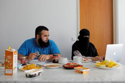 Meryem de 20 años, usuaria del niqab y miembro del grupo Kvinder I Dialog (Mujeres en diálogo), junto a su marido Ali, de 23 años, mientras actualiza su blog Niqabi Nuancer sobre un desayuno vegano en Aarhus